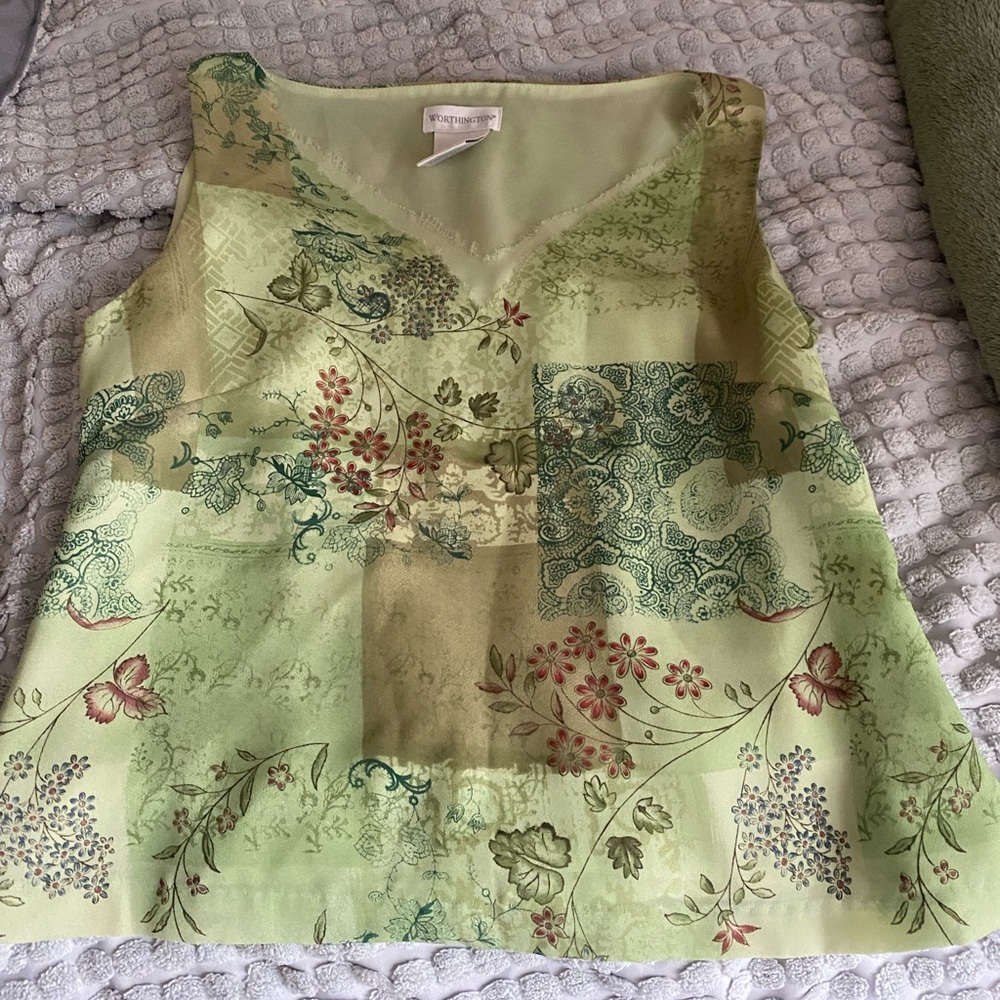 Green patterned floral sleeveless top. Used, good condition.
